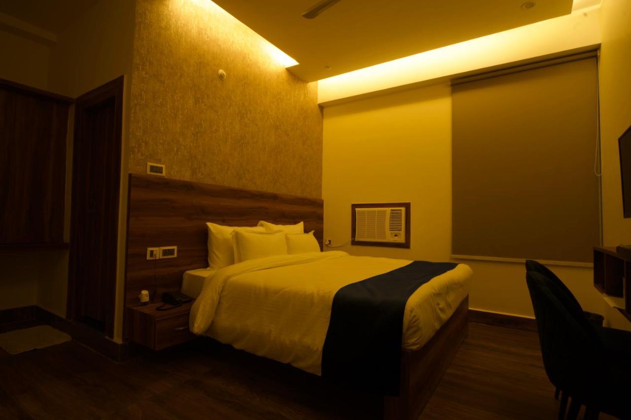 Hotel Dolphin Club Chinhat Esterno foto