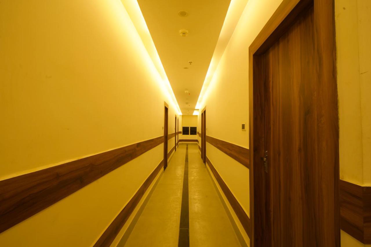 Hotel Dolphin Club Chinhat Esterno foto