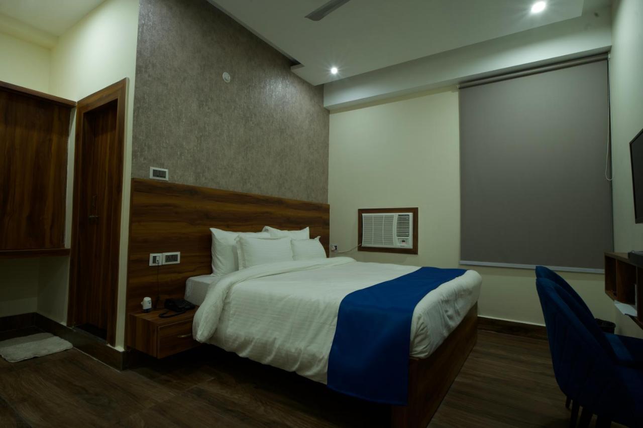 Hotel Dolphin Club Chinhat Esterno foto