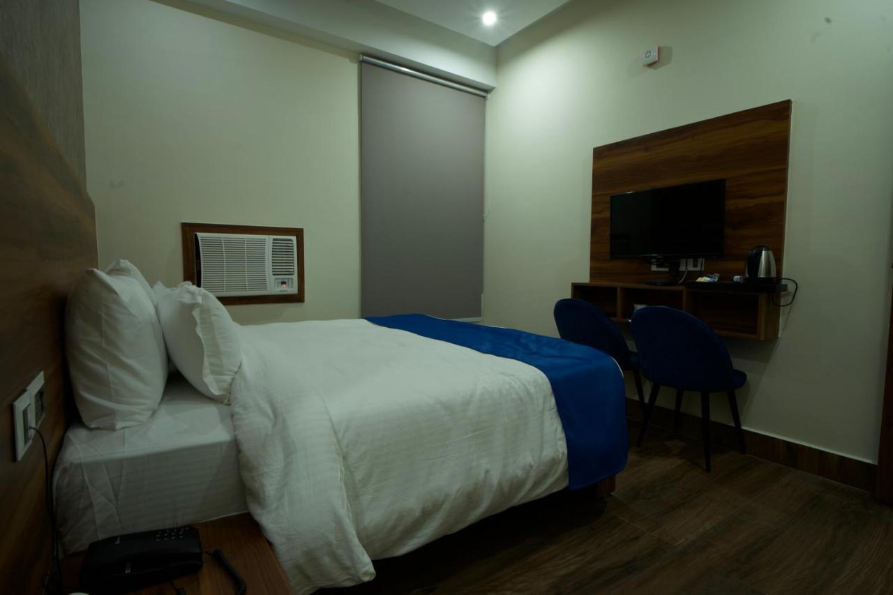 Hotel Dolphin Club Chinhat Esterno foto