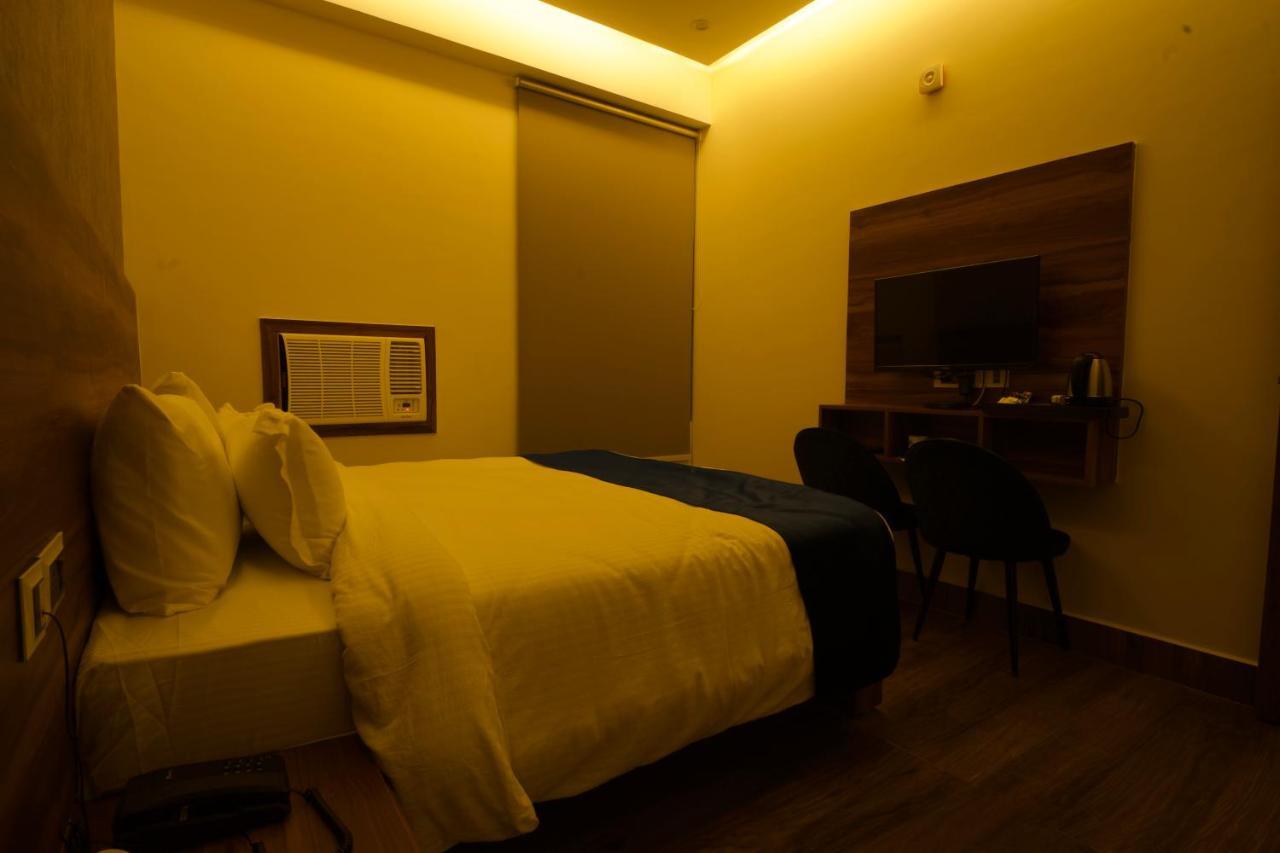 Hotel Dolphin Club Chinhat Esterno foto