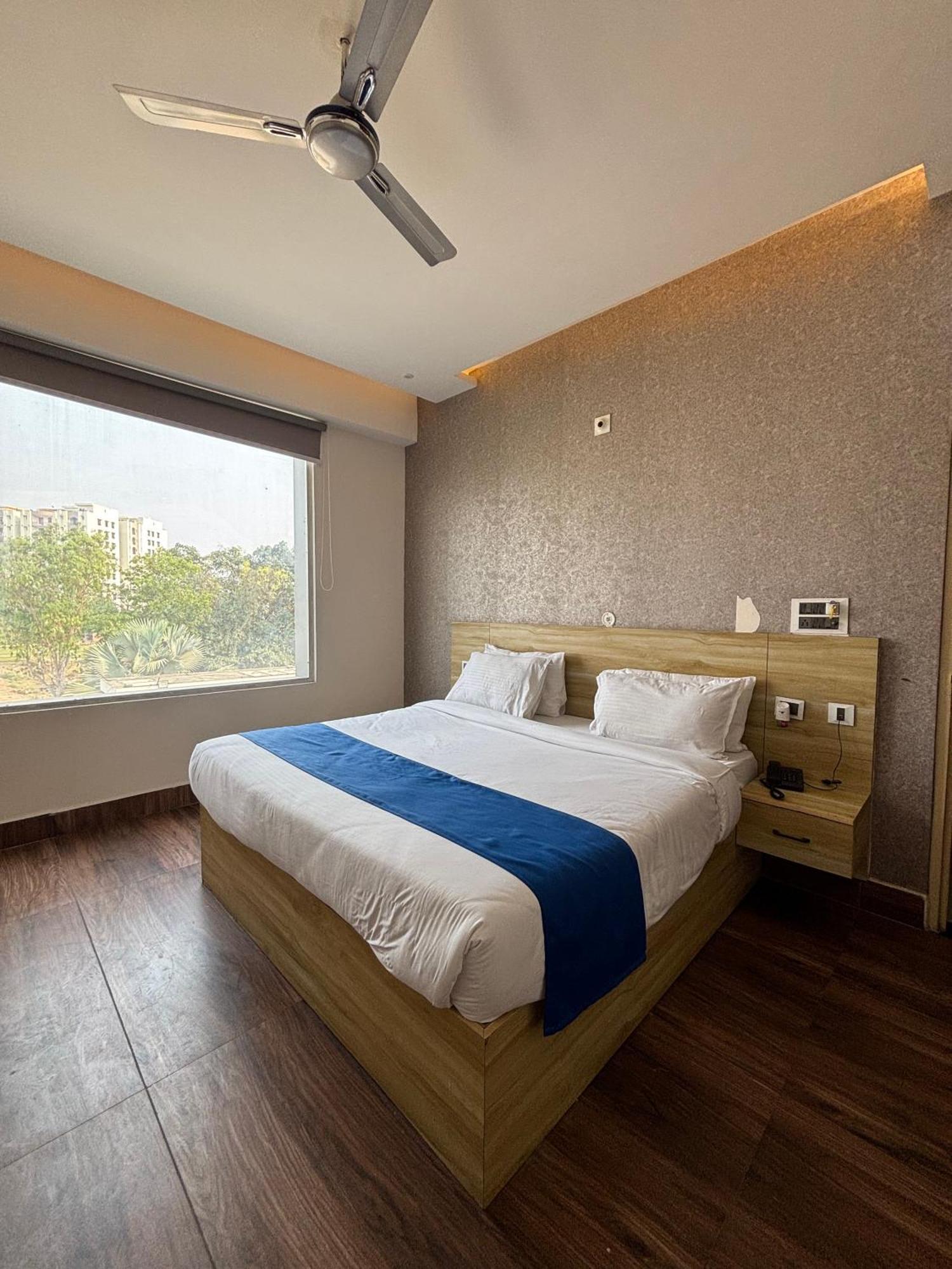Hotel Dolphin Club Chinhat Esterno foto