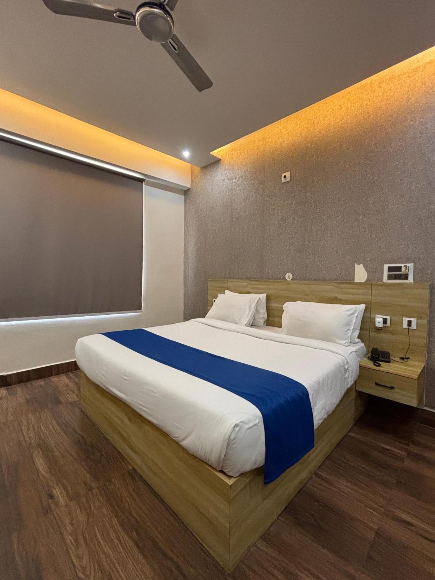 Hotel Dolphin Club Chinhat Esterno foto